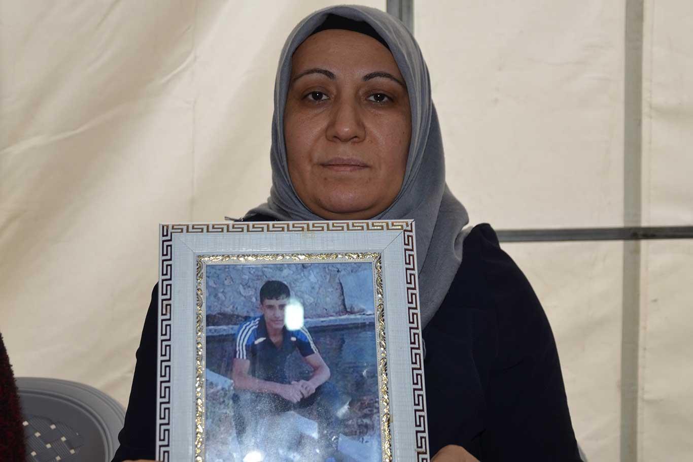 Evlat nöbetindeki aileler, hasret son buluncaya kadar nöbete devam kararı aldı Evlat nöbetindeki aileler, hasret son buluncaya kadar nöbete devam kararı aldı